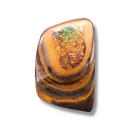 Großer Boulder Opal Anhänger gebohrt mit 60 cm Lederband, der Opal besitzt oben und unten grünes Opalfeuer. Der Stein hat ein Sandbank Muster, Steingröße 32mm x 19mm x 13,5mm, Unikat, Handgeschliffen