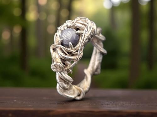 LeoLars-PABE Organischer Saphir Design Ring, Gr. 58-59 (18,6), aus 925er Solber, natürlicher Silbergrauer facettierter Saphir in Krallenfassung, natürlich, wild, Unikat, Handarbeit