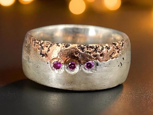 LeoLars-PABE Sandguss Design Bicolor Ring aus 925er Silber und 333er Rotgold in Lava Optik mit drei lila/pinkfarbenen Labgrown Diamanten, teilmattiert, Gr. 56 (18), Unikat, Handarbeit
