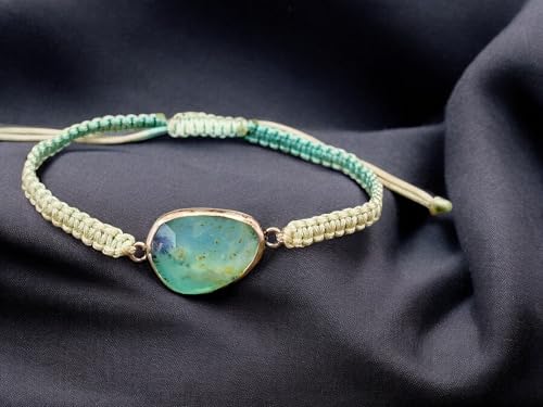 LeoLars-PABE Helles türkis Makramee Armband mit Chrysopal im Vintage look, Stein im Rosenschliff, 925er Silberfassung, Umfang von 15-25cm, Unikat, Handarbeit