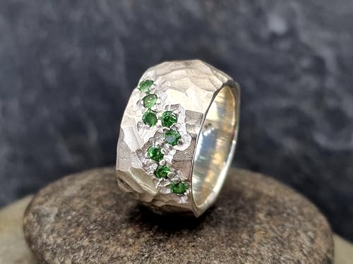 LeoLars-PABE Tsavorit Design Ring aus 925er Silber, Größe 57 (18,2), massiv grob geschmiedet mit mattierter Oberfläche, 8 rund facettierte Tsavorite, Unikat, Handarbeit