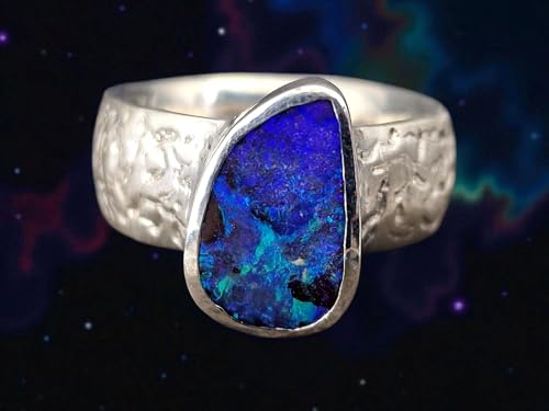 LeoLars-PABE Boulder Opal Design Ring, Gr.59 (18,7), aus 925er Silber, Picture Stone Universe, lila-blau-grünes Opalfeuer, Structure Design, Unikat, Handarbeit
