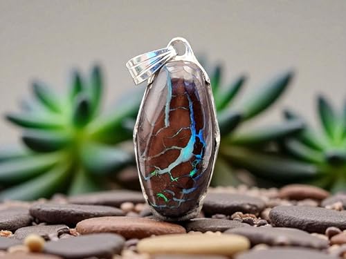 LeoLars-PABE Boulder Opal Anhänger aus 925er Silber, Opal mit Opaladern und grünem Opalfeuer, aufgeriebene Krappenfassung, Unikat, Handarbeit, Unisex