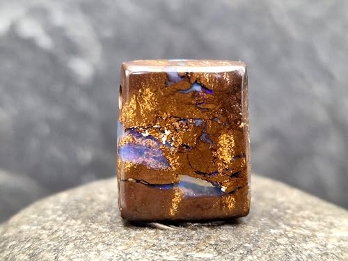 LeoLars-PABE Boulder Opal Anhänger mit Bohrung und 60cm Lederband, klare Opalschichten mit lila und grünem Opalfeuer, Maße 19,5mm x 16,5mm x 7,6mm, Unikat, Handgeschliffen