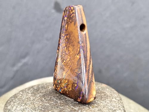 LeoLars-PABE Toller gebohrter Boulder Opal Anhänger mit 60cm Lederband, schönes Muster und blau lila grünes Opalfeuer, 39x22,5x7,2mm, Unikat, Handgeschliffen