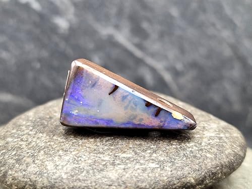 Boulder Opal mit grau/lila Opalschicht und Lila Opalfeuer, gebohrt mit 60cm Lederband, Maße: 26mmx 13,3mm x 7,6mm, Unikat, Handgeschliffen