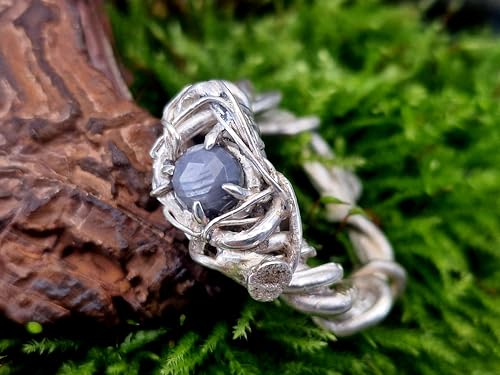 LeoLars-PABE Organischer Saphir Design Ring, Gr. 58-59 (18,6), aus 925er Solber, natürlicher Silbergrauer facettierter Saphir in Krallenfassung, natürlich, wild, Unikat, Handarbeit
