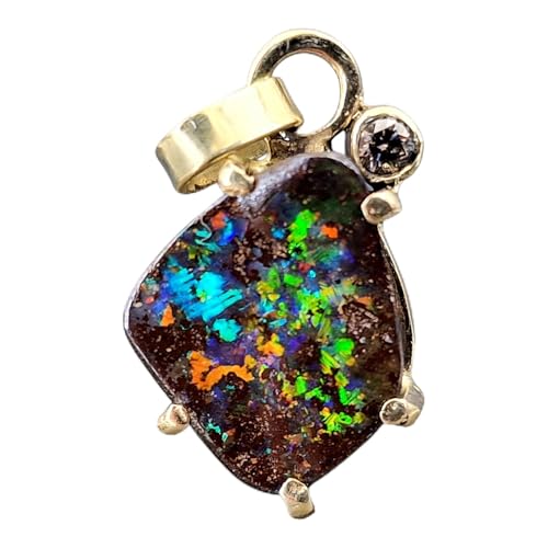LeoLars-PABE Boulder Opal Design Anhänger Rainbow Universe aus 925er Gelbgold, Opal mit brilliantem Multicolor Opalfeuer, individuelle Krappenfassung, hellgrau/brauner Diamant, Unikat, Handarbeit