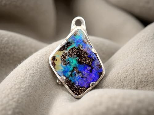 LeoLars-PABE Boulder Opal Anhänger mit strukturierter Oberfläche aus 925er Silber, intensives blau-grünes Opalfeuer, Kräftig,Unikat, Handarbeit, Unisex