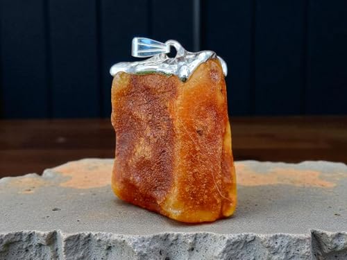 LeoLars-PABE Natürlicher Nordsee Bernstein Design Anhänger aus 925er Silber, Stein unbearbeitet, Opak, gelb-orange-braun, 37,5mm x 26mm, Unikat, Unisex, Handarbeit