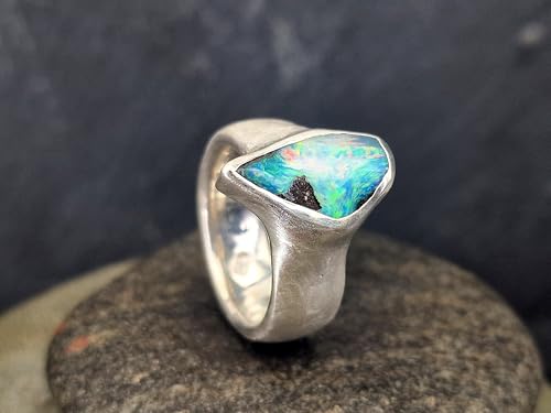 LeoLars-PABE Boulder Opal Design Ring aus 925er Silber, mit brillianter Multicolor Chrystal Opalschicht und Opalfeuer, Seidenmatt, Unikat, Handarbeit, Gr. 54 (17,2)