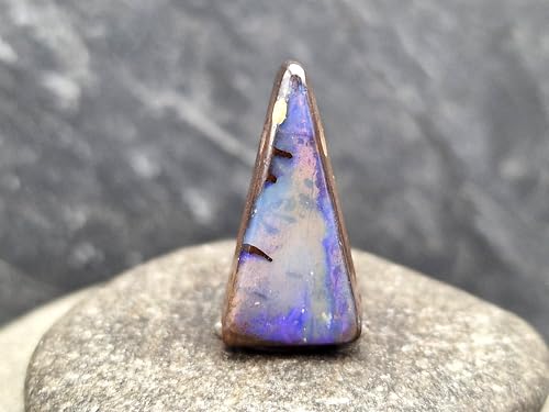 Boulder Opal mit grau/lila Opalschicht und Lila Opalfeuer, gebohrt mit 60cm Lederband, Maße: 26mmx 13,3mm x 7,6mm, Unikat, Handgeschliffen