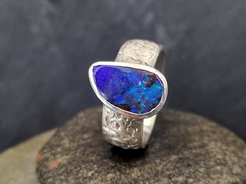 LeoLars-PABE Boulder Opal Design Ring, Gr.59 (18,7), aus 925er Silber, Picture Stone Universe, lila-blau-grünes Opalfeuer, Structure Design, Unikat, Handarbeit