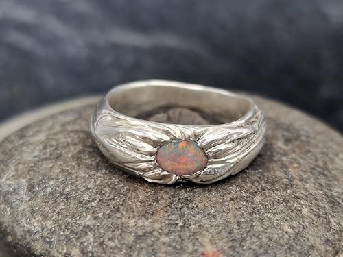 LeoLars-PABE Lightning Ridge Design Opal mit weißem Stein mit rotem und etwas orangem Feuer in einem massiven strukturierten Ring aus 925er Silber in Wurzeldesign, Größe 56 (18) Unikat, Handarbeit