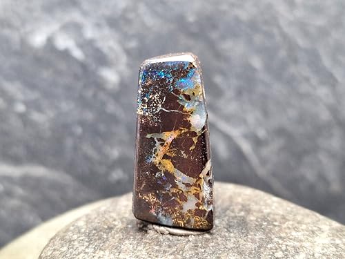 gebohrter Boulder Opal Anhänger mit 60cm Lederband, Opal mit Muster und blauem Opal Pinfire und partiell orange-rotem Opalfeuer, Maße: 23,7mm x 12,5mm x 7mm, Unikat, Handgeschliffen