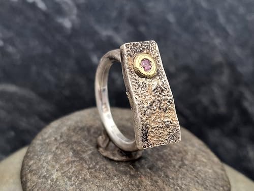 LeoLars-PABE Rosa Saphir Design Ring aus 925er Silber mit Gelbgold Fassung Geprägte und gehämmerter Platte, Unikat,Handarbeit