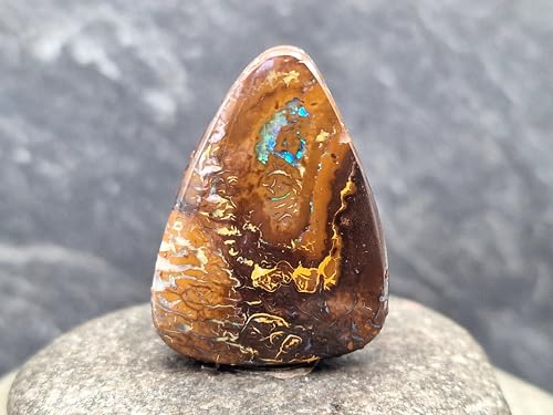 gebohrter Anhänger mit Boulder Opal und 60cm Lederband, Opal - beidseitig mit tollem Muster, partielles Opalfeuer in verschiedenen Farben, 31,5 x 23,4 x 9,4mm, Unikat, Handgeschliffen