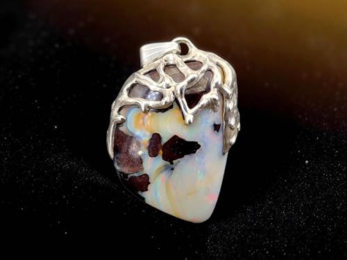 LeoLars-PABE Design Boulder Opal Anhänger aus 925er Silber, organische Gitter Struktur, gemeine weiße Opalschicht mit pastellfarbenem Multicolor Opalfeuer, Unikat, Unisex, Handarbeit