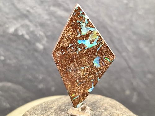 LeoLars-PABE Boulder Opal Anhänger gebohrt mit 60cm Lederband, mehrere herrliche Opaladern mit grünem und blauen Opalfeuer, beidseitig tragbar, Maße: 43,5mm x 25,5mm x 6,2mm, Unikat, Handgeschliffen