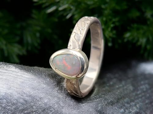 LeoLars-PABE Heller Opal Lightning Ridge Design Ring 925er Silber, Opal mit rotem und grünen Opalfeuer in einer glänzenden geprägten Ringschiene mit Zargenfassung, Größe 62 (19,5), Unikat, Handarbeit