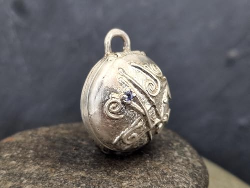 LeoLars-PABE Medaillon Anhänger aus 925er Silber mit facettierten Tansanit, Design Anhänger, verspieltes verschnörkeltes Muster, sicheres öffnen und schließen, Unikat, Handarbeit, Unisex