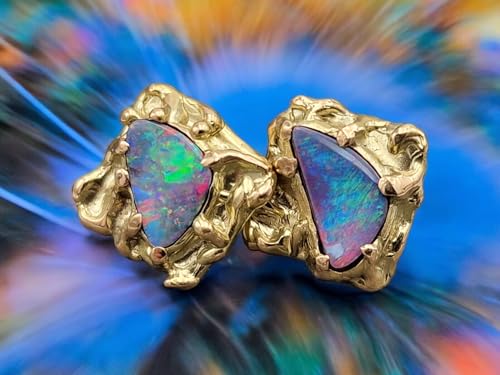 Herrliche Lightning Ridge Opal Design Ohrstecker aus 750er Gelbgold, Opale intensiv Multicolor, organisches quadratisches Design, 12x12x13mm, Unikat, Handarbeit