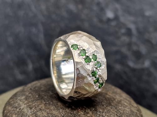 LeoLars-PABE Tsavorit Design Ring aus 925er Silber, Größe 57 (18,2), massiv grob geschmiedet mit mattierter Oberfläche, 8 rund facettierte Tsavorite, Unikat, Handarbeit