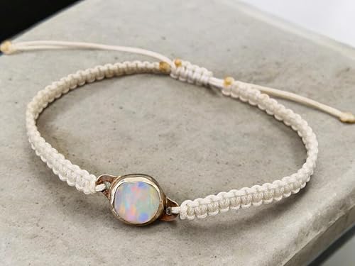 LeoLars-PABE Weißes Makramee Armband mit weißem Opal mit mehrfarbigem Opalfeuer in 925er Silberfassung, Umfanfg von 16-21cm, Unikat, Handarbeit