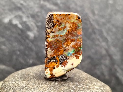 gebohrter Boulder Opal Anhänger mit partiellem Opalfeuer in verschiedenen Farben, 60cm Lederband, braune und beigefarbende Opalschicht, Maße 30,8mm x 17,2mm x 7,2mm, Unikat, Handgeschliffen