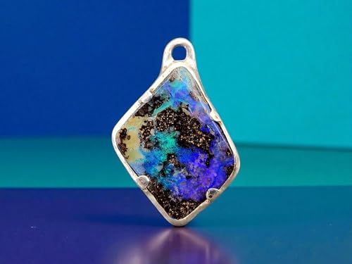 LeoLars-PABE Boulder Opal Anhänger mit strukturierter Oberfläche aus 925er Silber, intensives blau-grünes Opalfeuer, Kräftig,Unikat, Handarbeit, Unisex