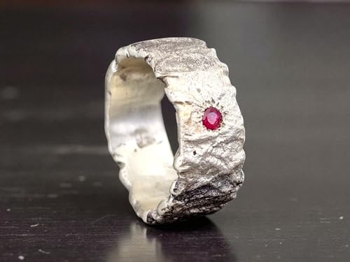 LeoLars-PABE Rubin Design Ring aus 925er Silber, Gr. 57 (18,3), handgeschmiedete strukturierte Oberfläche, Mutring, Kraftring, Unikat, Handarbeit