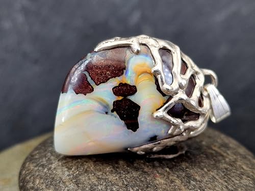 LeoLars-PABE Design Boulder Opal Anhänger aus 925er Silber, organische Gitter Struktur, gemeine weiße Opalschicht mit pastellfarbenem Multicolor Opalfeuer, Unikat, Unisex, Handarbeit