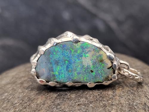 LeoLars-PABE Boulder Opal Design Anhänger aus 925er Silber mit einem traumhaften grün-blauem Opalfeuer in einer aufgeriebenen Krappenfassung, Unisex, Unikat, Handarbeit