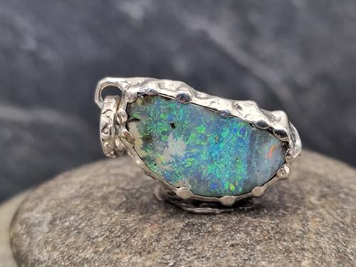 LeoLars-PABE Boulder Opal Design Anhänger aus 925er Silber mit einem traumhaften grün-blauem Opalfeuer in einer aufgeriebenen Krappenfassung, Unisex, Unikat, Handarbeit