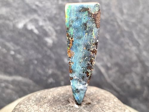 LeoLars-PABE Boulder Opal Anhänger mit dunkelblauer gemeine Opalschicht und Multicolor Opalfeuer in Streifen, gebohrt mit 60 cm langen Lederband, 41,5mm x 14,1mm x 7mm, Unikat, Handgeschliffen