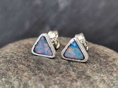 Dreieckige Lightning Ridge Opal Ohrstecker aus 925er Silber, Multicolor Opalfeuer, in lichtgehärtetem Kunststoff, Unikat, Handarbeit