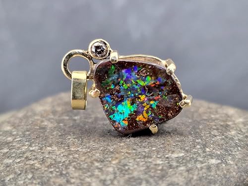 LeoLars-PABE Boulder Opal Design Anhänger Rainbow Universe aus 925er Gelbgold, Opal mit brilliantem Multicolor Opalfeuer, individuelle Krappenfassung, hellgrau/brauner Diamant, Unikat, Handarbeit
