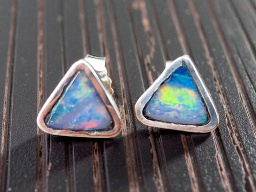 Dreieckige Lightning Ridge Opal Ohrstecker aus 925er Silber, Multicolor Opalfeuer, in lichtgehärtetem Kunststoff, Unikat, Handarbeit