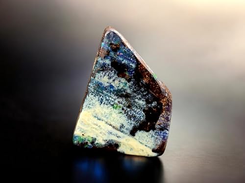 Außergewöhnlicher Boulder Opal Anhänger gebohrt mit 60 cm Lederband, Opal schwarz/weiße gemeine Opalschicht mit partiellem Opalfeuer, Maße: 19,6mm x 14,7mm x 6,5mm Unikat, Handgeschliffen