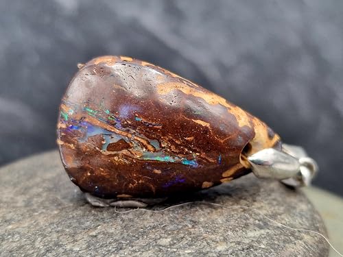 Boulder Opal Anhänger mit Frontbohrung und 925er Silberschlaufe, Opal mit wildem Opaladermuster, in der Mitte partielles Opalfeuer in grün und blau, Maße: 30mm x 18mm x 10,2mm, Unikat, Handgeschliffen