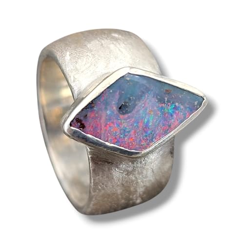 LeoLars-PABE Toller Design Boulder Opal Ring aus 925er Silber, massiv, fein schraffierte Struktur, Opalfeuer in rot und anderen Farben, Ringgröße: 56 (18), Unikat, Handarbeit