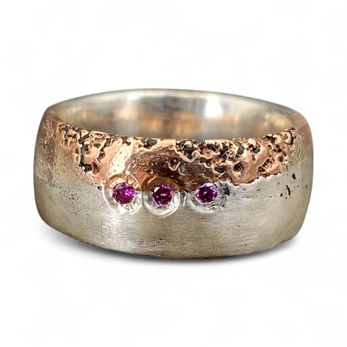 LeoLars-PABE Sandguss Design Bicolor Ring aus 925er Silber und 333er Rotgold in Lava Optik mit drei lila/pinkfarbenen Labgrown Diamanten, teilmattiert, Gr. 56 (18), Unikat, Handarbeit