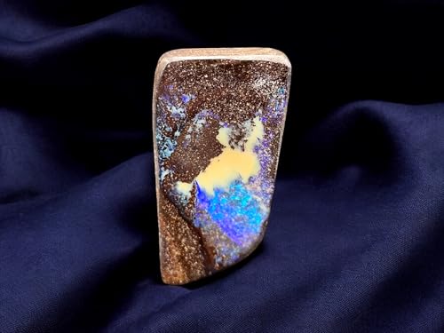 Boulder Opal Anhänger mit Bohrung, 60cm Lederband, Opal brilliantes Opalfeuer in grün, blau und lila in einer klaren gemeinen Opalschicht, Maße: 36,2mm x 19,4mm x 7,3mm, Unikat, Handgeschliffen