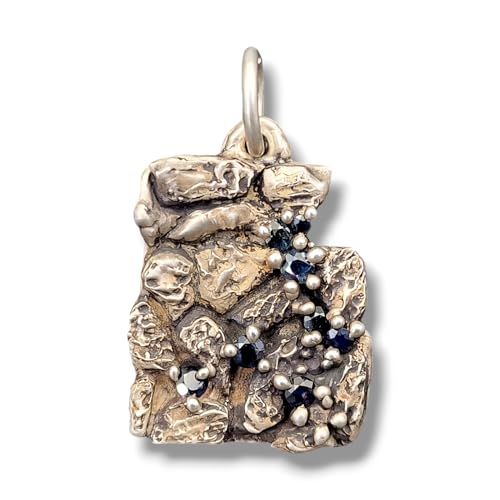 LeoLars-PABE Designanhänger The Rock aus 925er Silber mit eingearbeiteten blauen Saphiren wie aus Stein geschlagen, Maße 31,7x 23,4x4,2mm Unisex, Unikat, Handarbeit