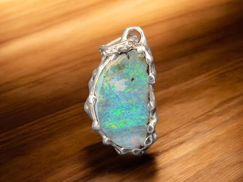 LeoLars-PABE Boulder Opal Design Anhänger aus 925er Silber mit einem traumhaften grün-blauem Opalfeuer in einer aufgeriebenen Krappenfassung, Unisex, Unikat, Handarbeit