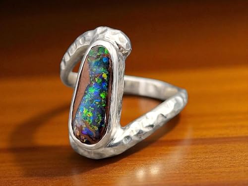 LeoLars-PABE Multicolor Boulder Opal Design Ring, Gr. 56-57 (18), aus 925er Silber mit gehämmerter versetzter Ringschiene, Opal Multicolor Pinfire, sehr brilliant, Unikat, Handarbeit