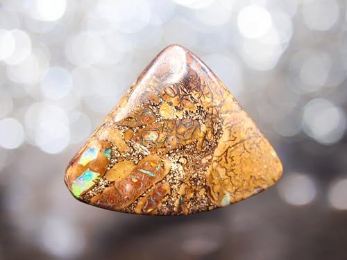 Großer gebohrter Boulder Opal Anhänger mit 60cm Lederband, Opal - links zwei dicke Opaladern, partielles Pinfire Opalfeuer in grün und blau, hinten lila, mit herrlichem Muster, Unikat, Handgeschliffen