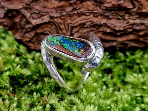 LeoLars-PABE Multicolor Boulder Opal Design Ring, Gr. 56-57 (18), aus 925er Silber mit gehämmerter versetzter Ringschiene, Opal Multicolor Pinfire, sehr brilliant, Unikat, Handarbeit