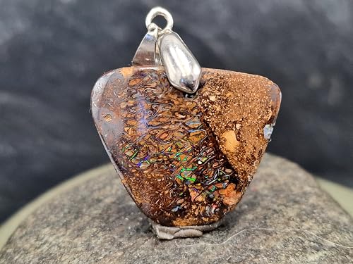 LeoLars-PABE Boulder Opal mit Frontbohrung und Schlaufe aus 925er Silber, tolles Muster und Opalfeuer aus kleinen Opaladern in grün und blau, Maße 21mm x 25,4mm x 6,2mm, Unikat, Handgeschliffen