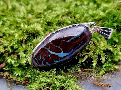 LeoLars-PABE Boulder Opal Anhänger aus 925er Silber, Opal mit Opaladern und grünem Opalfeuer, aufgeriebene Krappenfassung, Unikat, Handarbeit, Unisex